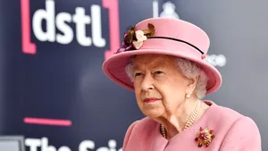 Regina Elisabeta  a părăsit pentru prima dată reşedinţa de la izbucnirea pandemiei de coronavirus 