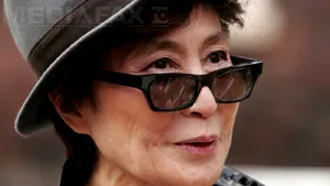 Yoko Ono a postat pe Twitter o fotografie cu ochelarii lui John Lennon pătaţi de sânge - FOTO 