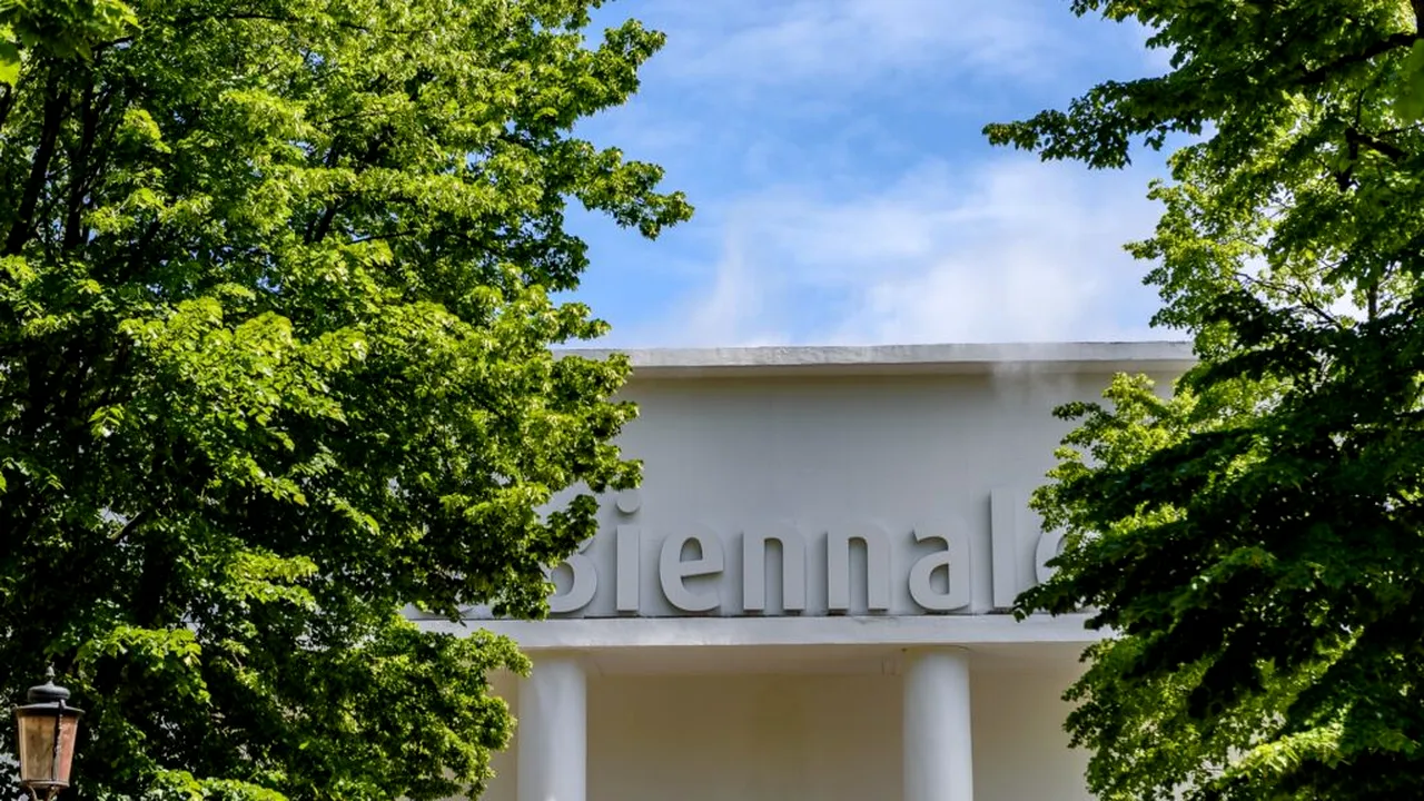 Europarlamentarii cer oprirea finanțării Bienalei de la Veneția dacă participă artiști ruși