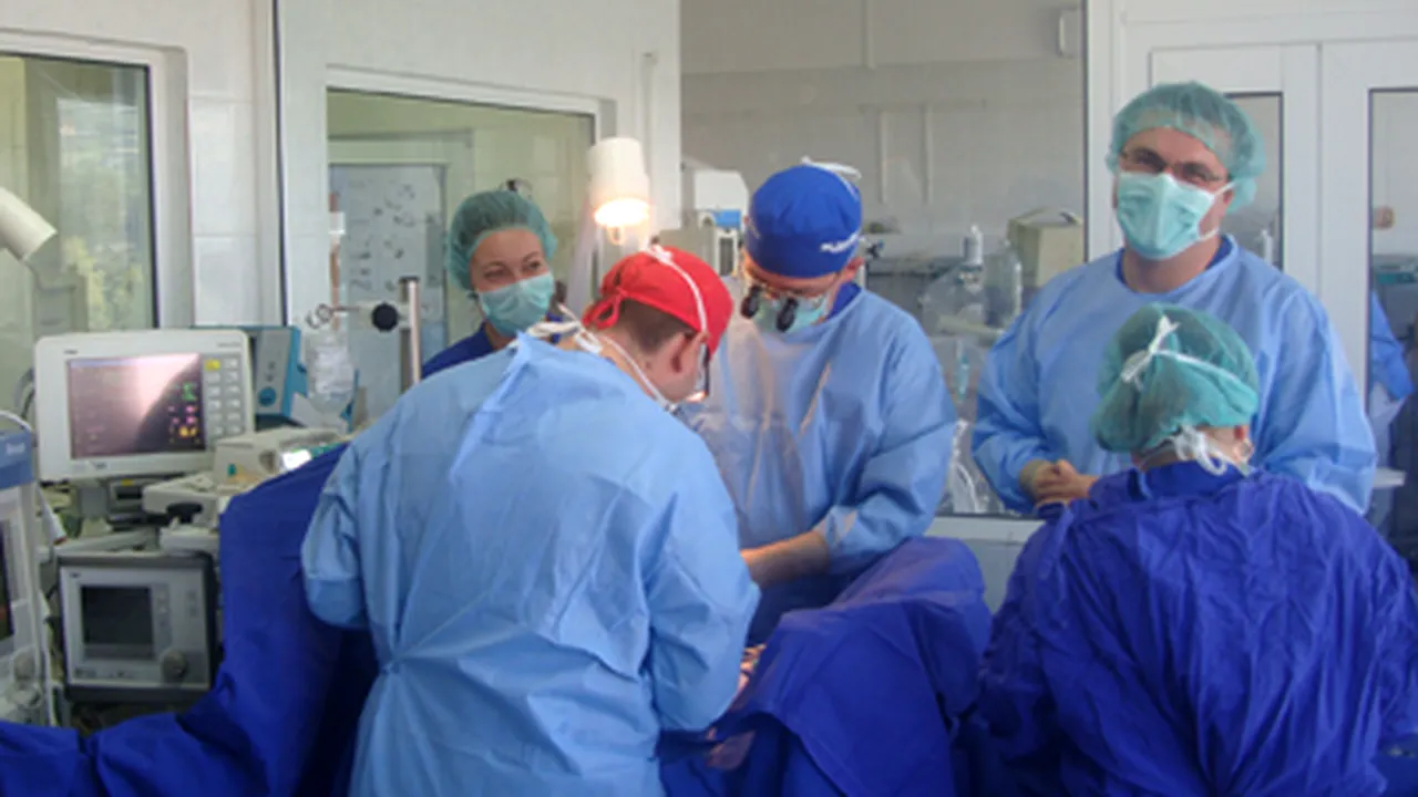 Nou-născut prematur, operat în incubator
