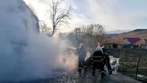 Patru persoane, între care un copil, duse la spital cu arsuri, după ce a luat foc casa | VIDEO