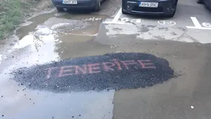 Petic de asfalt botezat „Tenerife”, pe o stradă plină de gropi din Alba Iulia | FOTO