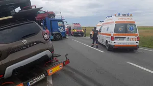 Accident GRAV în Olt: Un mort şi 13 răniţi după impactul între un microbuz şi cinci maşini | FOTO, VIDEO