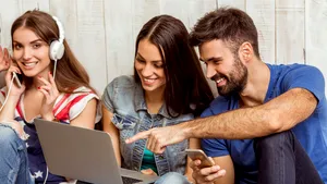 NYT: Tinerii au devenit sceptici privind libertatea şi democraţia, probabil ca efect al culturii parentale cu accent exagerat pe siguranţă