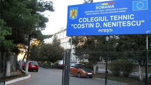 Elevi şi profesori de la un liceu din Piteşti protestează faţă de comasare şi mutarea în altă clădire