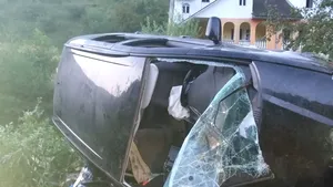 Accident grav în Bistriţa: Patru persoane au fost rănite şi una a murit, după ce maşina în care erau s-a răsturnat