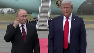 VIDEO Întrebat dacă va „înceta să mai ucidă civili”, Putin a zâmbit și a dat impresia că nu aude întrebările