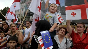 Mii de persoane cer, în stradă, demisia lui Mihail Saakaşvili