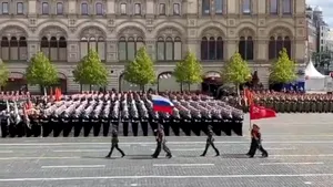 Repetiţie generală pentru Parada de 9 mai: flutură din nou drapelul sovietic

