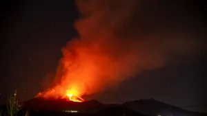 Vulcanii Etna şi Stromboli din Italia au erupt; Aeroportul Catania a fost închis