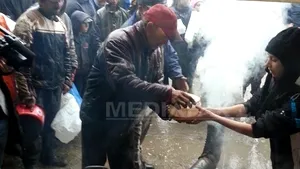 400 de porţii de iahnie de fasole, împărţite romilor care trăiesc lângă groapa de gunoi din Cluj