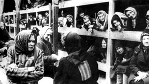 Madonna îşi duce copiii la Auschwitz - GALERIE FOTO