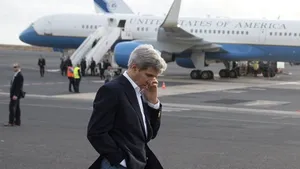 John Kerry, constrâns să urce la bordul unui zbor comercial pentru a-şi încheia turneul mondial