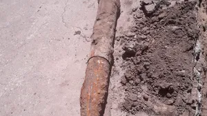 Mai multe proiectile de artilerie din al Doilea Război Mondial au fost găsite pe cea mai aglomerată stradă din Vaslui/ Traficul rutier şi pietonal a fost întrerupt 