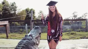 INEDIT: Un aligator uriaş apare în fotografiile de absolvire ale unei studente
