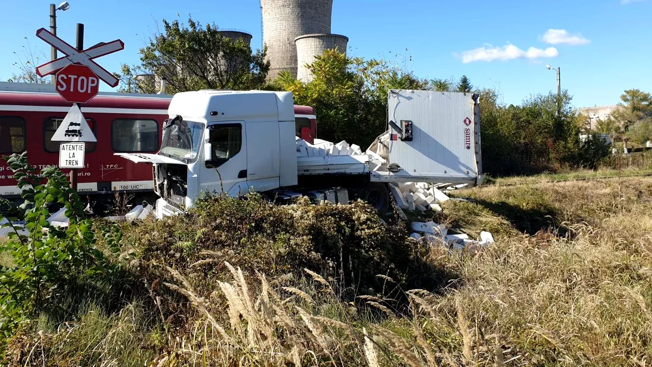 ULTIMA ORĂ Accident feroviar în Dâmboviţa: Un tren a lovit un TIR încărcat cu materiale de construcţii | FOTO