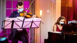 „Concert pentru libertate”, regalul muzical cu Alexandru Tomescu şi Sînziana Mircea, cadoul oferit de Qreator by IQOS comunităţii online