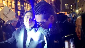 Ministrul Justiţiei din Hong Kong, târât pe jos de protestatari. Autorităţile britanice investighează. Până acum, nimeni nu a fost arestat