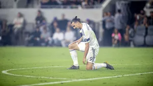 FOTO | O răzbunare copilărească a devenit virală pe internet. Un capac de toaletă a fost agăţat de statuia lui Zlatan Ibrahimovic