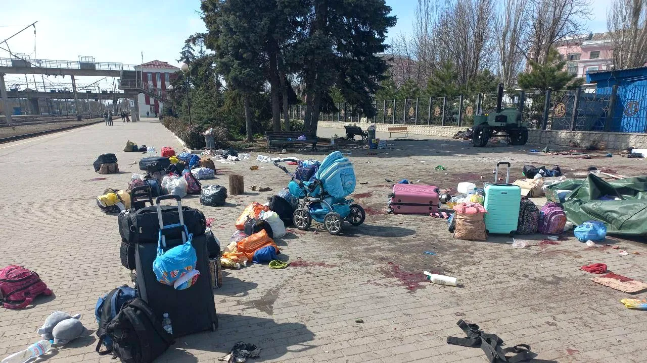 Două rachete ruseşti au lovit o gară din estul Ucrainei folosită pentru evacuarea civililor 