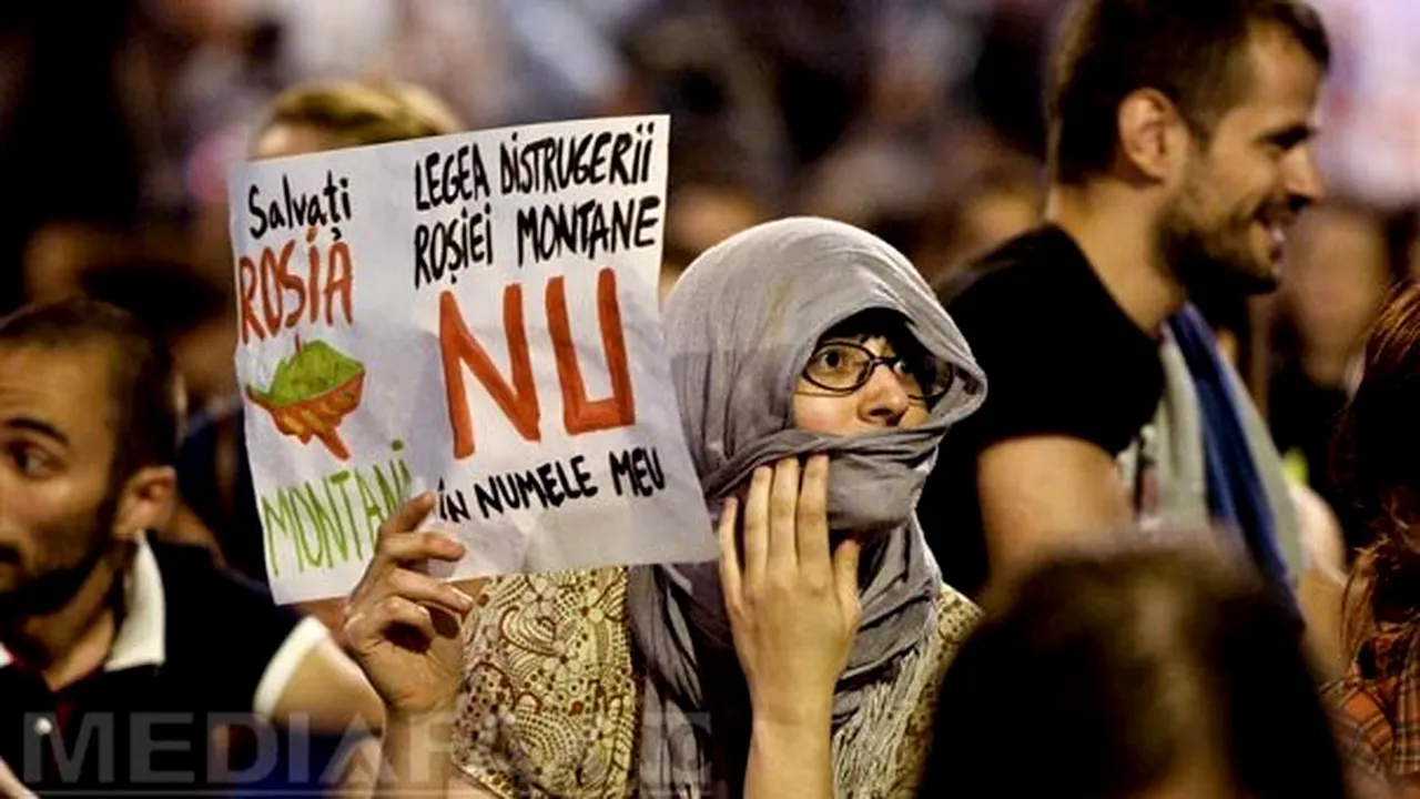 A şaptea zi de PROTESTE faţă de proiectul de la Roşia Montană, în Capitală. Manifestanţii au mers la sediul TVR