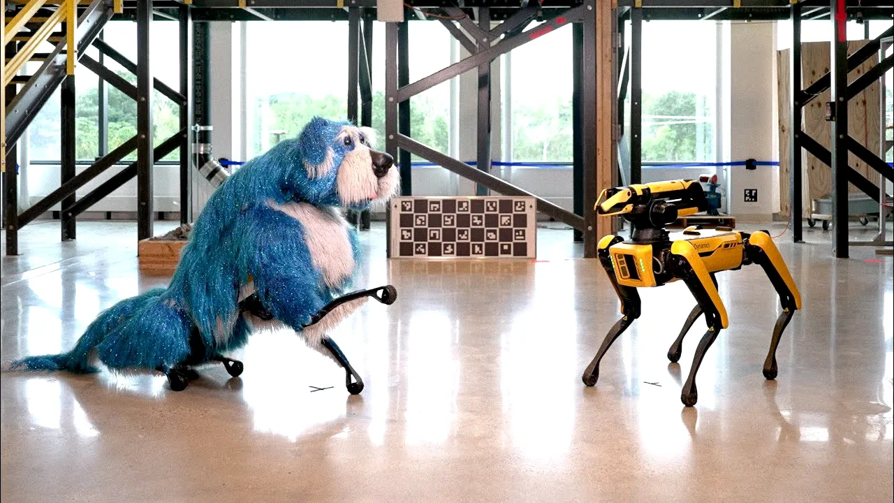 Câinele robot, Spot al Boston Dynamics, costumat în Sparkles, dansează alături de un alt Spot fără costum