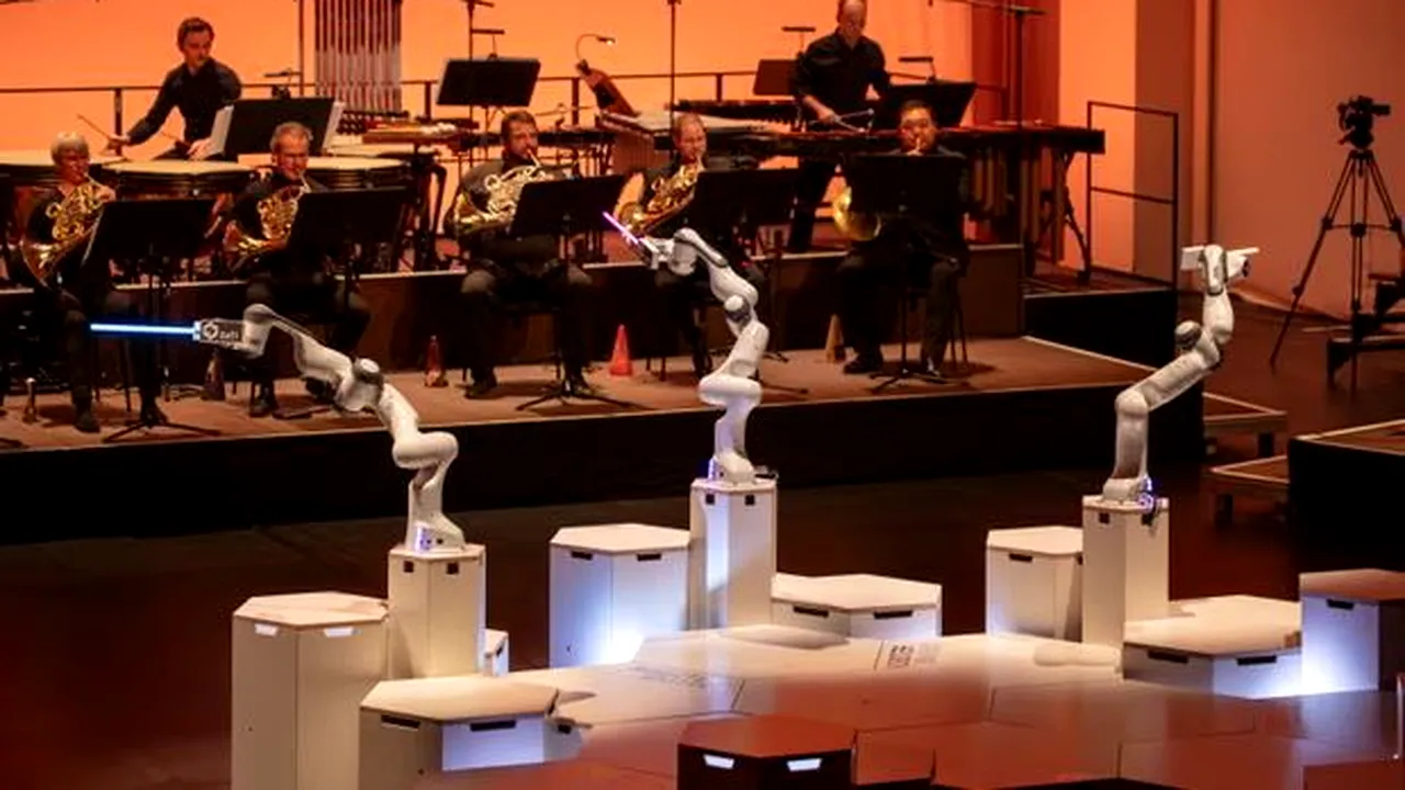 Premieră mondială la Dresda: Un robot cu trei braţe dirijează orchestra simfonică