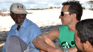 Mazăre i-a oferit unui şef de trib din Madagascar un cuţit, o lanternă şi o sticlă cu ţuică - FOTO 