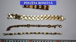Poliţiştii au confiscat două kilograme de bijuterii şi bani de la cămătari din Bistriţa-Năsăud | GALERIE FOTO