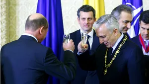 Mugur Isărescu, decorat cu cea mai înaltă distincţie a statului român