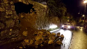 O porţiune de doi metri din zidul de susţinere al unei case din Braşov s-a prăbuşit după ce un şofer a intrat cu maşina în el