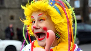 Un bărbat care urma să fie concediat, a adus un CLOVN la întâlnirea cu şefii săi. Ce l-a determinat să facă acest gest