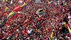 ULTIM OMAGIU pentru Hugo Chavez: Mii de venezueleni, la sicriul fostului preşedinte - FOTO