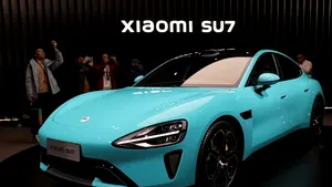 Prima maşină electrică a companiei Xiaomi, expusă în mai multe magazine din China