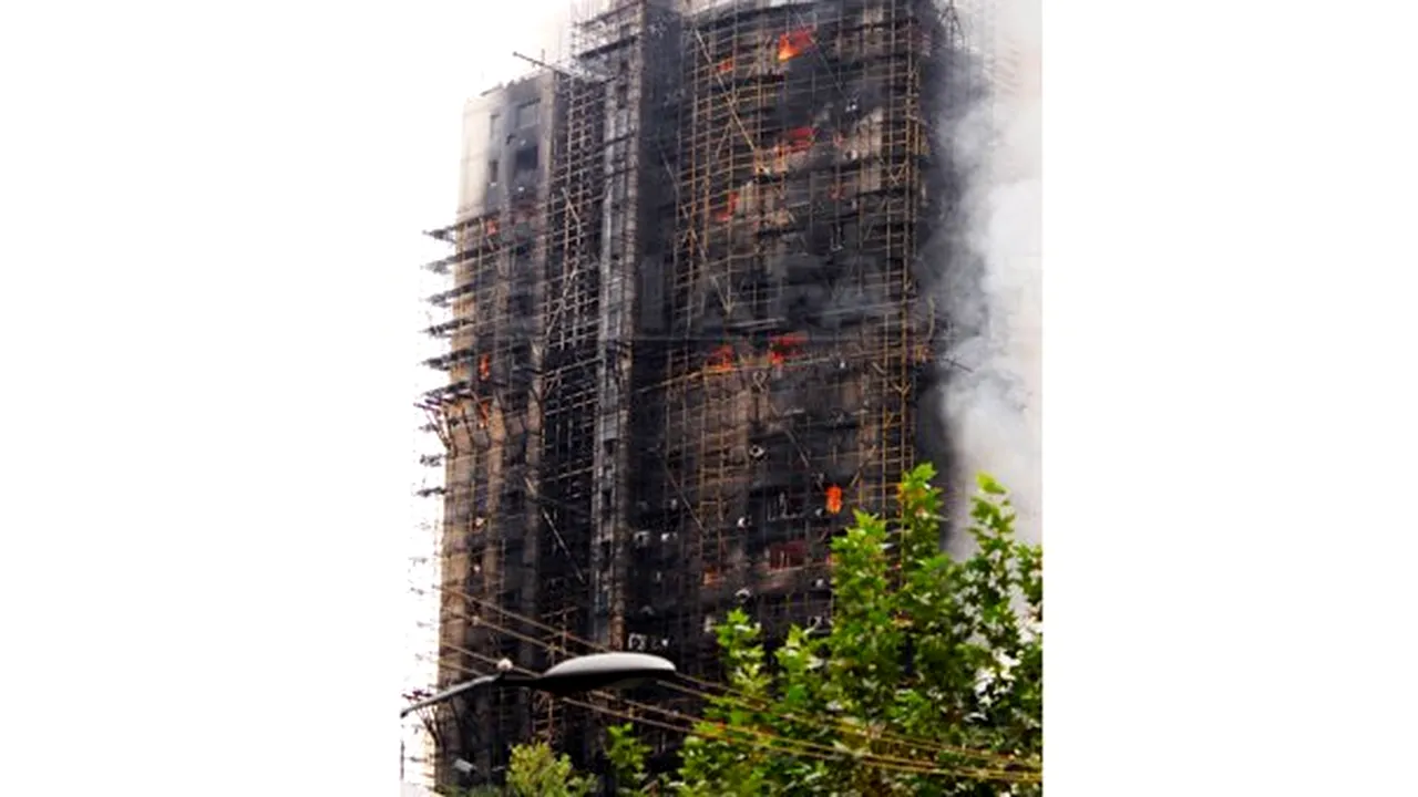 42 de morţi, în urma unui incendiu într-un bloc din Shanghai - VIDEO