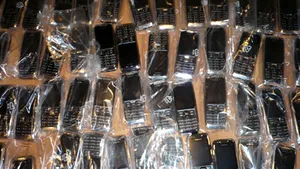 Peste 200 de telefoane mobile, găsite în locuinţa unui comerciant ilegal