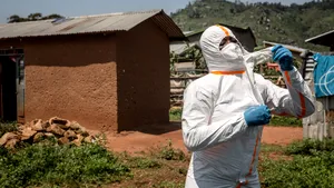 Ebola: Peste 900 de cazuri suspecte în Congo. Aproape un milion de oameni sunt strămutați