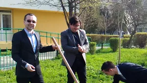 GALERIE FOTO Peste 300 de studenţi din Iaşi au făcut curăţenie în campus, ajutaţi de ministrul Gabriel Petrea