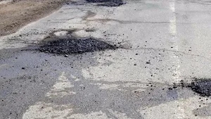 Gropile de pe şoselele României însumează 80 de kilometri pătraţi. CNAIR a demarat reabilitările