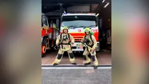 VIDEO: Maniera surprinzătoare prin care pompierii din Australia încearcă să ridice moralul cetăţenilor care s-au confruntat cu incendiile 