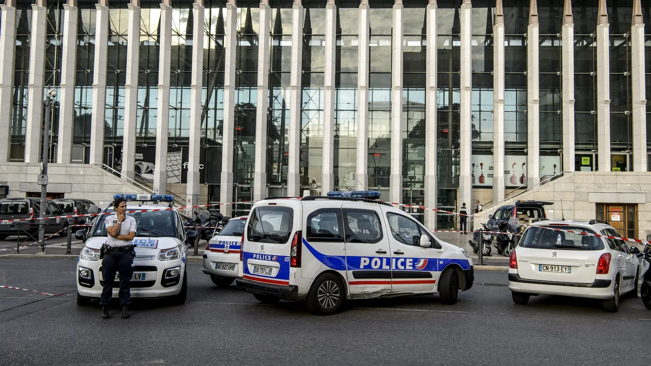 Un ofiţer vamal britanic, arestat pentru trafic de arme şi droguri. 11 arme de foc, nouă pistoale, două revolvere, 34 kg de cocaină şi şapte kg de heroină şi 12 persoane, reţinute