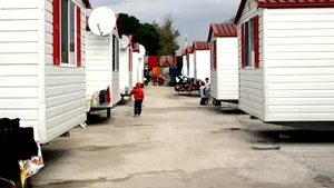 O delegaţie de europarlamentari denunţă la Roma situaţia din taberele de romi