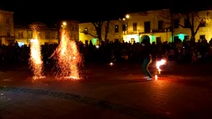 GALERIE FOTO, VIDEO Spectacol de jonglerie cu foc în centrul Timişoarei, de Ora Pământului