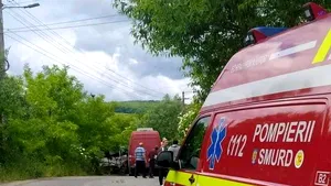FOTO Accident între un microbuz şi o autoutilitară, în Cluj. Patru persoane au fost transportate la spital