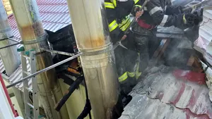 Liceu evacuat în Constanţa. Incendiu izbucnit la mică distanţă de şcoală - VIDEO, FOTO