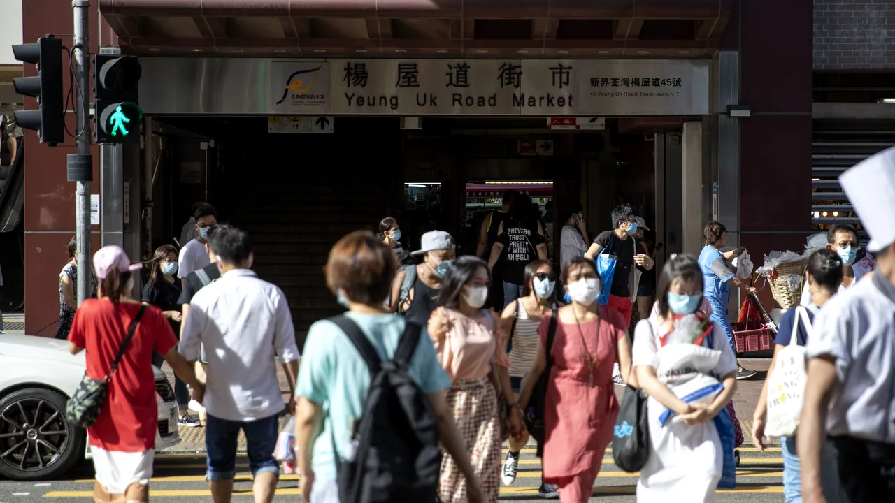 O nouă rundă de înăsprire a regulilor în Hong Kong: Masca e obligatorie şi în aer liber, iar la masă pot sta cel mult 2 persoane