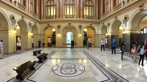  „Ziua porţilor deschise” la BNR: Vizitatorii, de trei ori mai mulţi decât s-a estimat iniţial/ Mulţi au aşteptat ore întregi