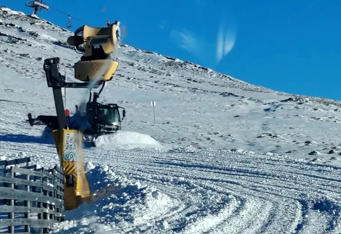 SOCIAL A fost închis drumul către Cota 1400 din Sinaia din cauza zăpezii depuse pe carosabil