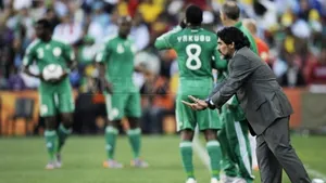 Maradona s-a îmbrăcat pentru prima oară în costum, pentru fetele sale