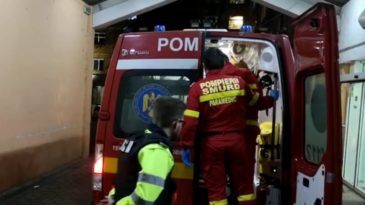 Bărbatul împuşcat în picior de un poliţist după ce l-a ameninţat cu toporul, transportat la Iaşi